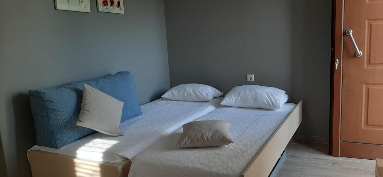 Viena Rooms & Apartments Palaiochora Esterno foto
