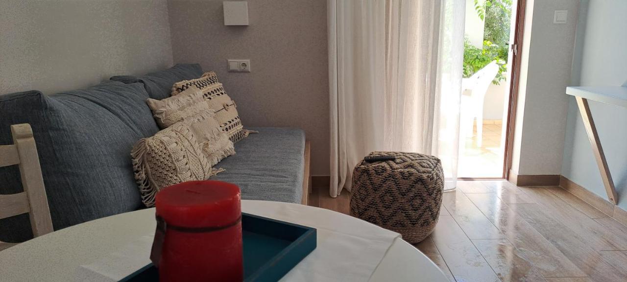 Viena Rooms & Apartments Palaiochora Esterno foto