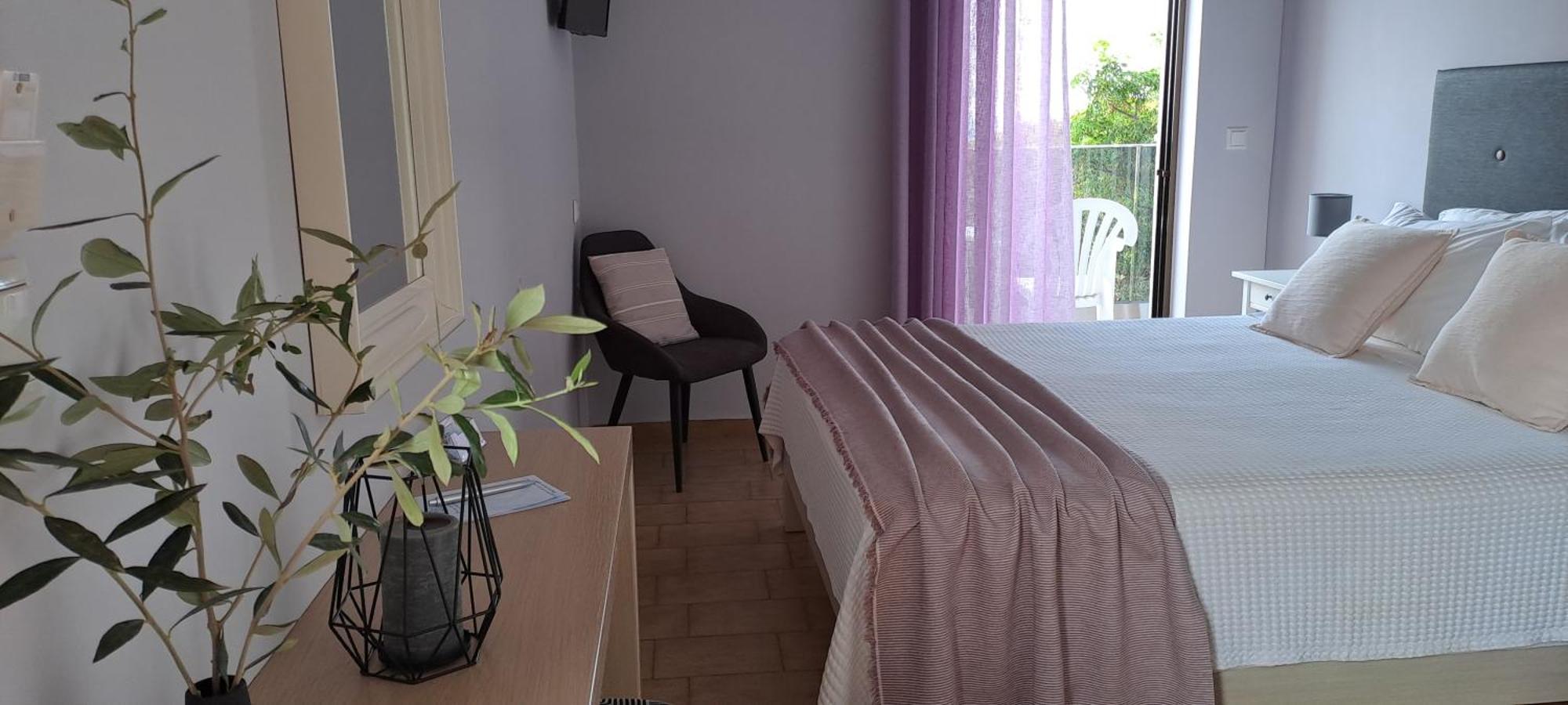 Viena Rooms & Apartments Palaiochora Esterno foto