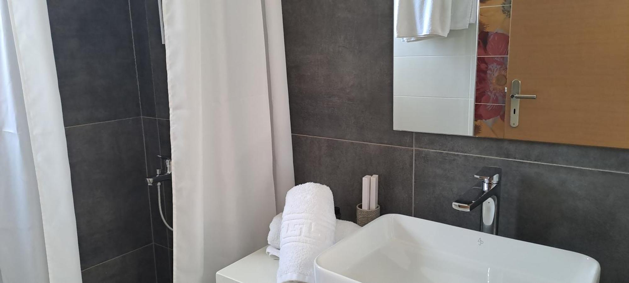 Viena Rooms & Apartments Palaiochora Esterno foto