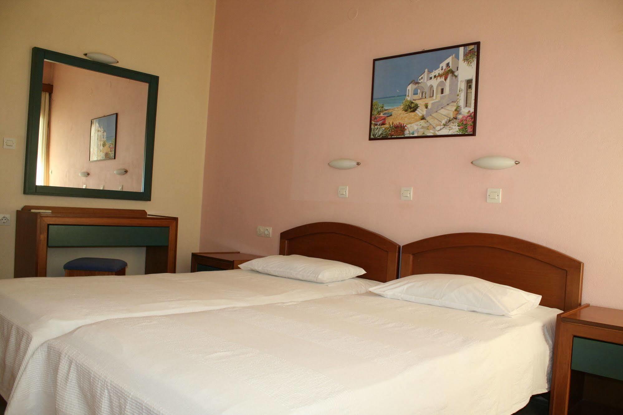 Viena Rooms & Apartments Palaiochora Esterno foto