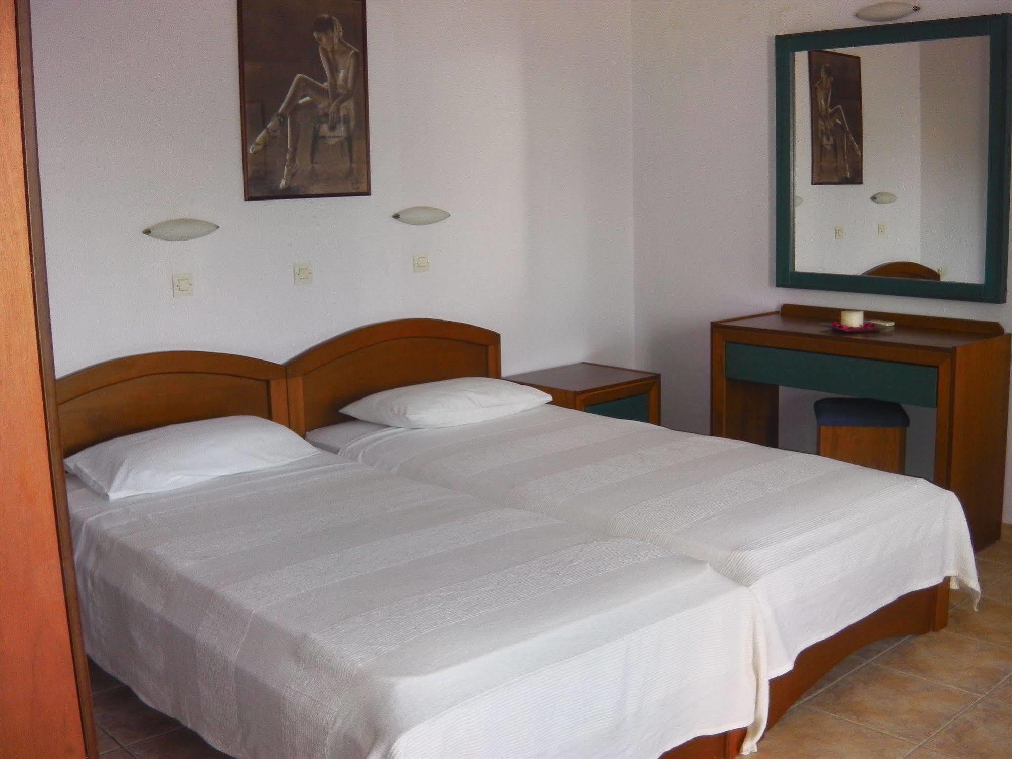 Viena Rooms & Apartments Palaiochora Esterno foto