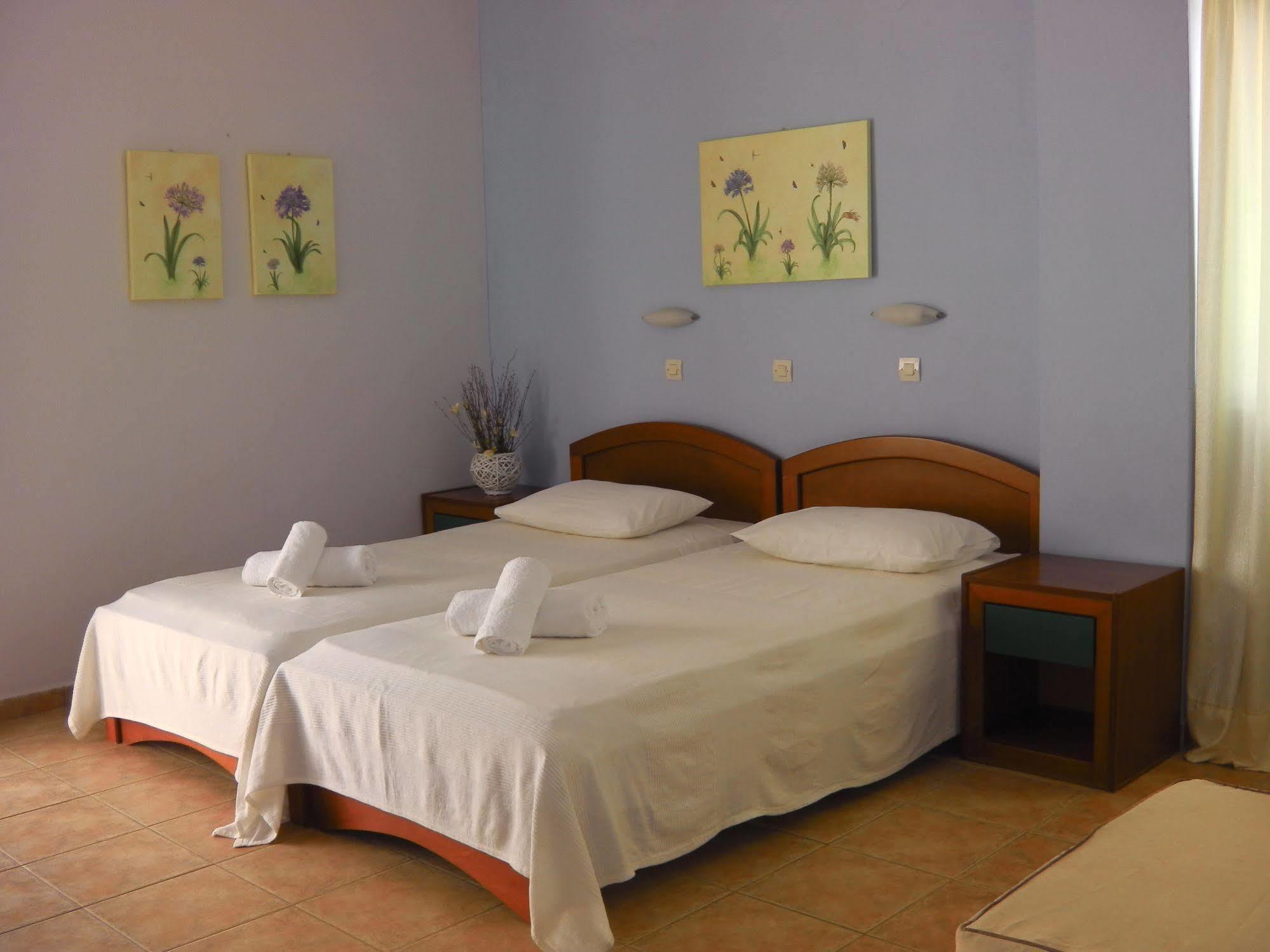 Viena Rooms & Apartments Palaiochora Esterno foto