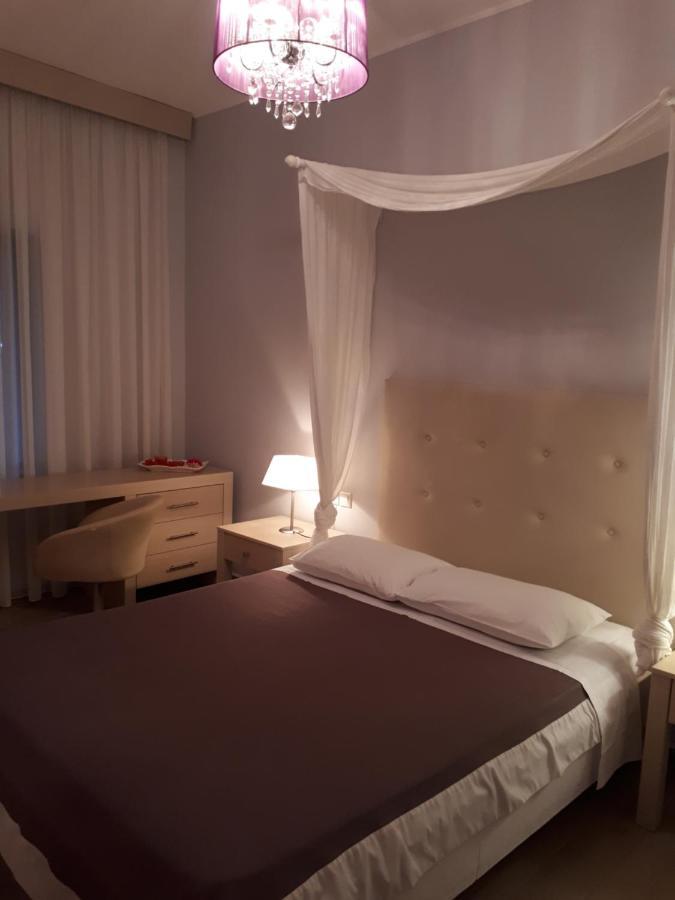 Viena Rooms & Apartments Palaiochora Esterno foto